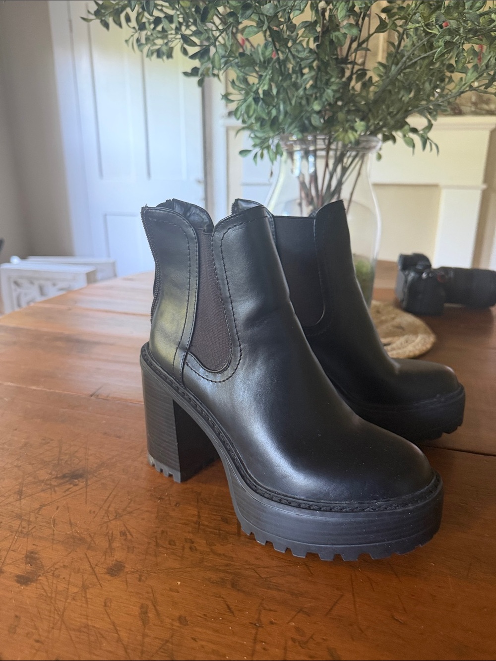Madden Girl Black Platform Chelsea Ankle Boots 🖤
